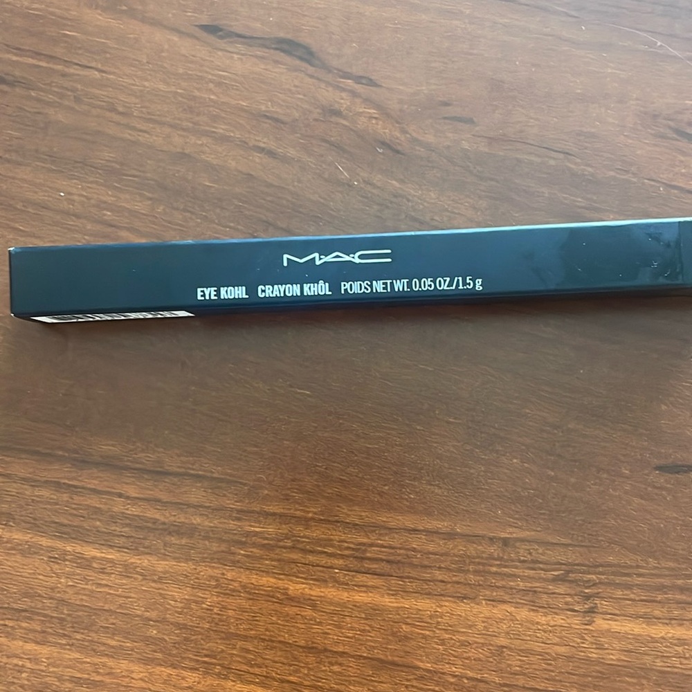 Mac Cosmetics eye kohl - Feline  ( carbon black)